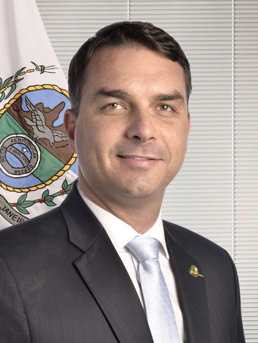 Flávio Bolsonaro participates in debate before first round?
