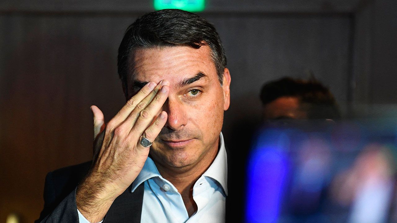 Flávio Bolsonaro returns to Brazil by...?