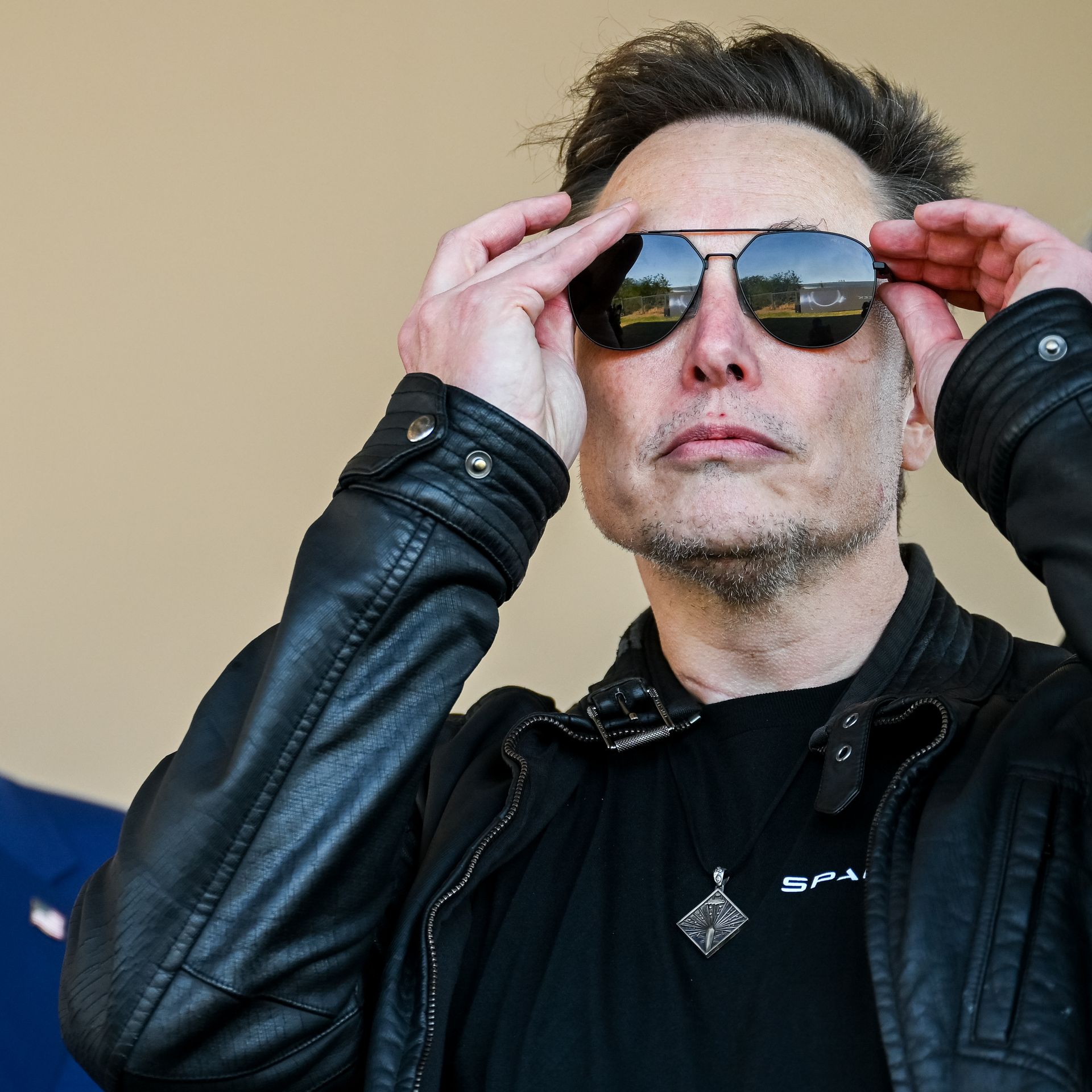 Will Elon Musk attend a UFC event by December 31?